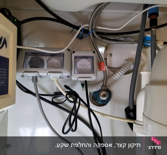 שקעים חשמליים עם כבלים מתחת לכיור